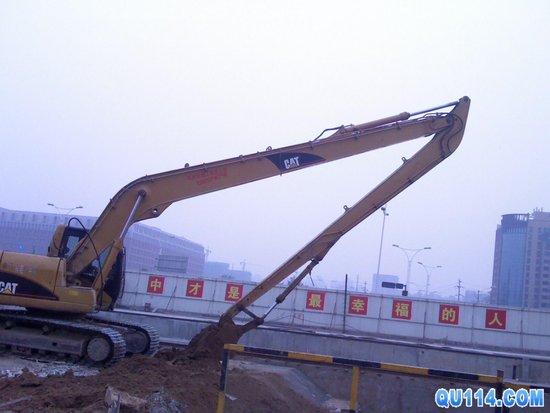 加長(zhǎng)臂挖機(jī)河道堤壩的修筑和清淤施工 加長(zhǎng)臂挖機(jī)河道堤壩的修筑和清淤施工